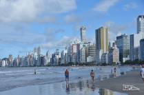 A praia central e super urbanizada de Balneário Camboriú, litoral de Santa Catarina